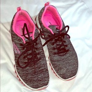 Sketchers tennis shoes